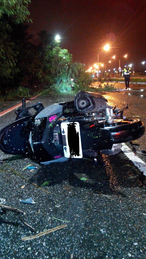 台南24日深夜脫離颱風白鹿暴風圈,一名男性騎士卻在安南區疑因樹倒摔車,遭樹枝刺穿胸部,送醫不治。(翻攝相片)中央社記者張榮祥台南傳真 108年8月25日