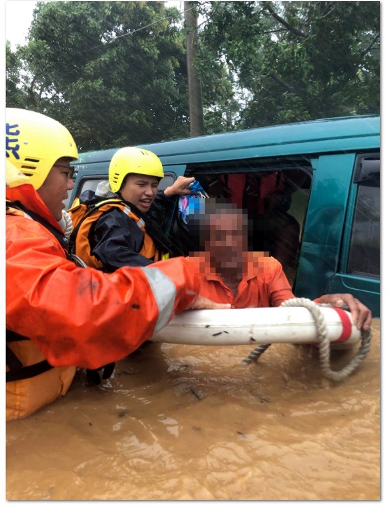 台東地區因颱風白鹿來襲降下大雨,24日下午鹿野鄉五十戶路社區道路嚴重積水,一輛廂型車闖入誤闖導致進退兩難,車內3男1女趕緊打電話求救,台東縣消防局延平分隊立即趕往救援,協助4人平安脫困。(台東縣消防局提供)中央社記者盧太城台東傳真 108年8月24日