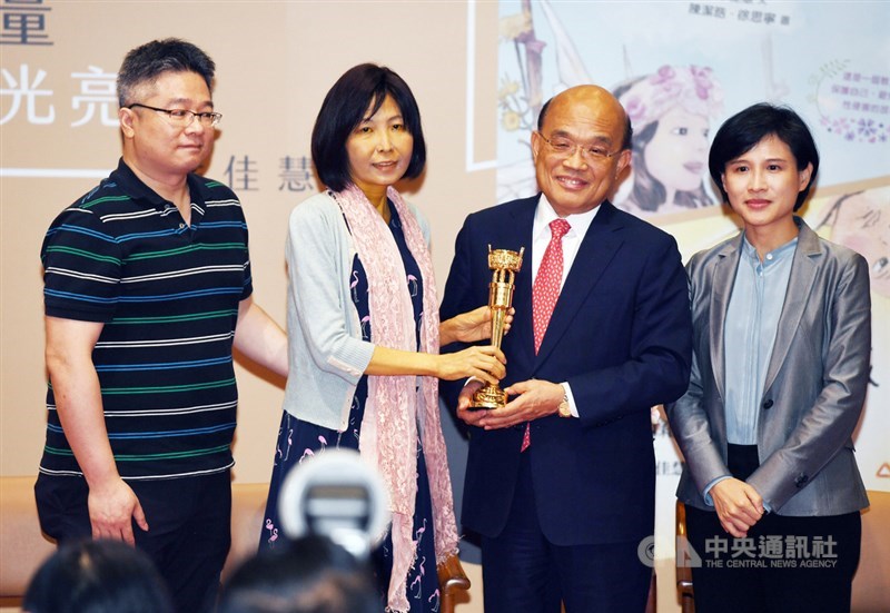行政院長蘇貞昌(右2)26日在院內大禮堂接見榮獲第43屆金鼎獎特別貢獻獎的罹癌兒童文學作家幸佳慧(左2),並預頒獎座,文化部長鄭麗君(右)在場見證。中央社記者施宗暉攝 108年8月26日