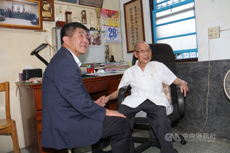 苗栗縣公館鄉福基診所醫師謝春梅（右）行醫逾70載，現已高齡98歲仍在執業，是全台最年長執業醫師，衛福部長陳時中（左）26日到訪診所，為謝春梅長期深耕地方基層醫療豎起大拇指喊讚。中央社記者管瑞平攝　108年8月26日