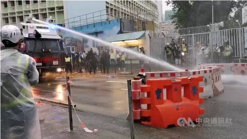 香港「反送中」支持者25日發起荃葵青遊行,港警首度出動水砲車。(中央社檔案照片)