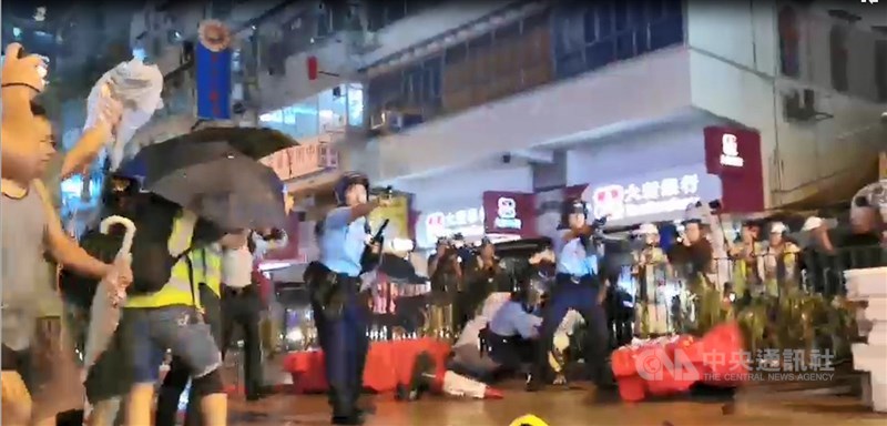 香港「反送中」遊行今晚疑似首度出現警方發射實彈。入夜後，有約10名員警在抗爭現場遭示威者包圍追打，被圍員警拔出隨身的左輪手槍對空鳴槍示警，示威者一哄而散，並遭增援的員警追捕。中央社記者張謙香港攝 108年8月25日