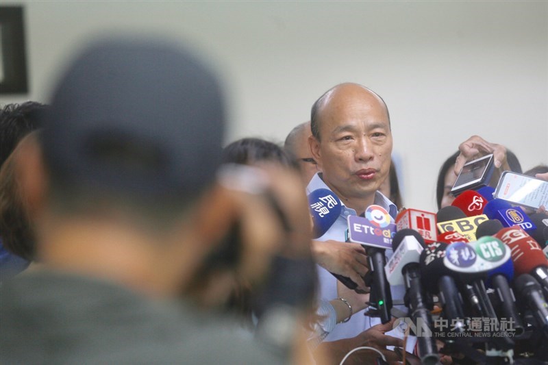 鴻海創辦人郭台銘是否參選總統備受關注。對此,國民黨立委挺高雄市長韓國瑜(圖)、不支持郭台銘參選。(中央社檔案照片)