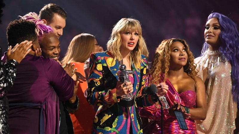 美國流行樂小天后泰勒絲27日出席MTV頒獎典禮，成功抱回年度最佳音樂錄影帶及最具意義音樂錄影帶等2項大獎。（圖取自MTV網頁mtv.com）