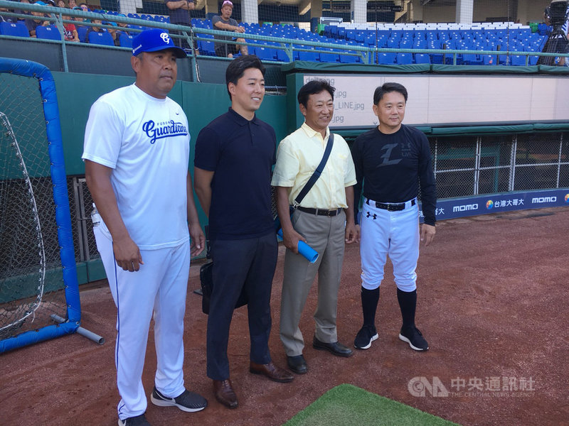 日本沖繩棒球隊「琉球藍海」社長小林太志(左2)及總經理田尾安志(右2),28日到新莊棒球場探訪,小林太志表示,盼未來多與台灣交流,也希望延攬台灣選手。左為富邦悍將總教練陳連宏,右為Lamigo桃猿總教練洪一中。中央社記者楊啟芳攝 108年8月28日