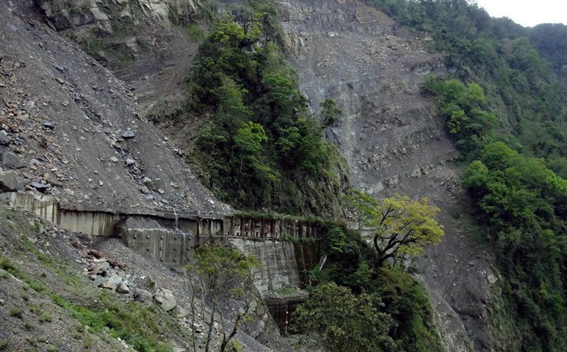阿里山林業鐵路104年經颱風杜鵑重創影響,在58公里處第42號隧道崩塌嚴重,預計進行隧道工程,28日環評審查通過,預計111年底完工,112年可全線通車。(阿里山林鐵及文資處提供)中央社