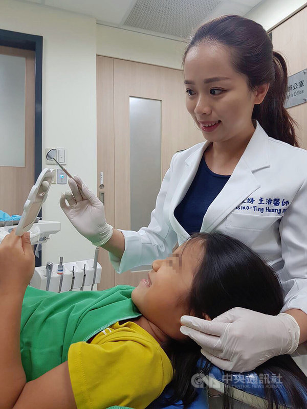 台北醫學大學附設醫院牙科部兒童牙科主治醫師黃筱婷(右)專長是特殊需求者口腔照護,不捨得孩子受苦是她的初心。黃筱婷說,看到孩子的狀況變好就是最好的回饋。(台北醫學大學附設醫院提供)中央社記者陳偉婷傳真 108年8月28日