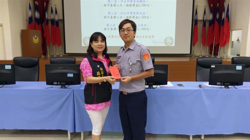 新北市警局汐止警分局31歲警員薛定岳(右)28日追捕拒檢機車時發生車禍身亡,薛員績效優異曾獲表揚,也獲頒好人好事代表。(圖取自新北市警局臉書facebook.com/ntpd.gov.tw)