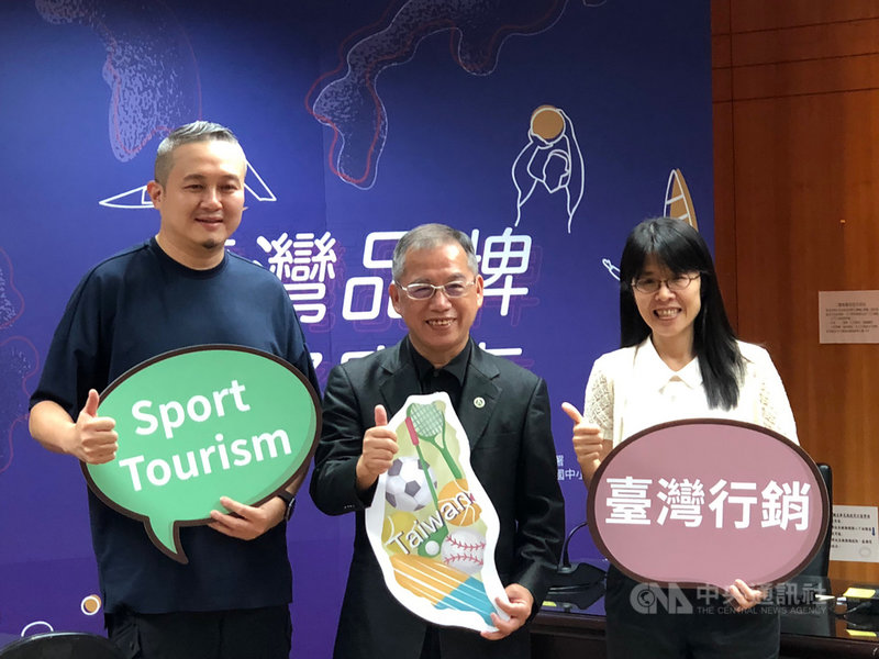 體育署主任秘書葉丁鵬(中)29日宣布,推出形塑台灣品牌國際賽事計畫,將挑選19場國際賽加以輔導,透過賽事行銷台灣意象、地方文化,帶動周邊經濟。中央社記者黃巧雯攝 108年8月29日