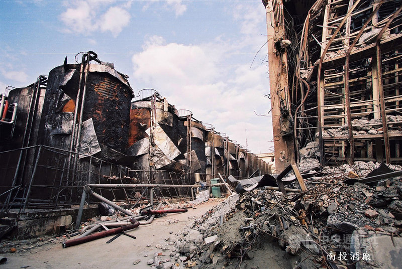南投酒廠在20年前的九二一地震時發生大爆炸,南投攝影師簡慶南當時以鏡頭記錄滿目瘡痍的時刻,20年後,他將於9月1日起舉辦攝影展,透過今昔對比,帶領觀眾重回浩劫現場。(簡慶南提供)中央社記者蕭博陽南投縣傳真 108年8月30日