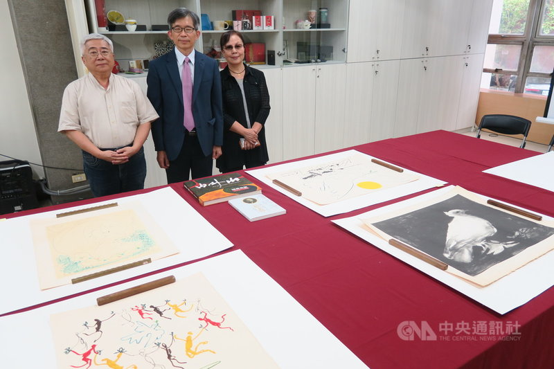 國立歷史博物館館長廖新田(中)、知名版畫家鐘有輝(左)、台北市立大學教授林雪卿(右)30日在史博館,介紹分享版畫相關知識。中央社記者陳政偉攝 108年8月30日
