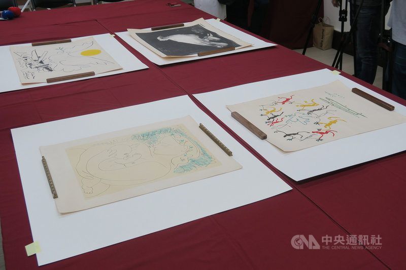 國立歷史博物館館長廖新田30日表示,館內人員整理文物發現4件過去被認為是畢卡索版畫的複製品,近期經國內專家諮詢會議認定,3張石版畫、1張平版畫應為畢卡索版畫「原作」。中央社記者陳政偉攝 108年8月30日