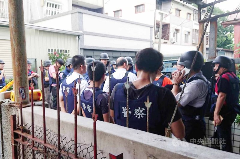 嘉義民雄警方表示，30日上午接獲民眾報案，民雄鄉建國路二段167號巷道內一棟大樓鐵門，傳出多聲槍響，歹徒還丟出爆裂物引爆，警方出動快打部隊前往圍捕。（民眾提供）中央社記者葉子綱傳真 108年8月30日