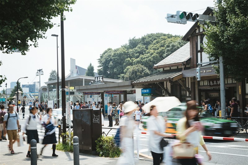 經濟學人資訊社29日公布2019年全球安全城市報告,東京在處理氣候變遷、網路安全等能力的安全城市指數排名中奪冠。圖為東京原宿車站前街景。(圖取自PAKUTASO圖庫)