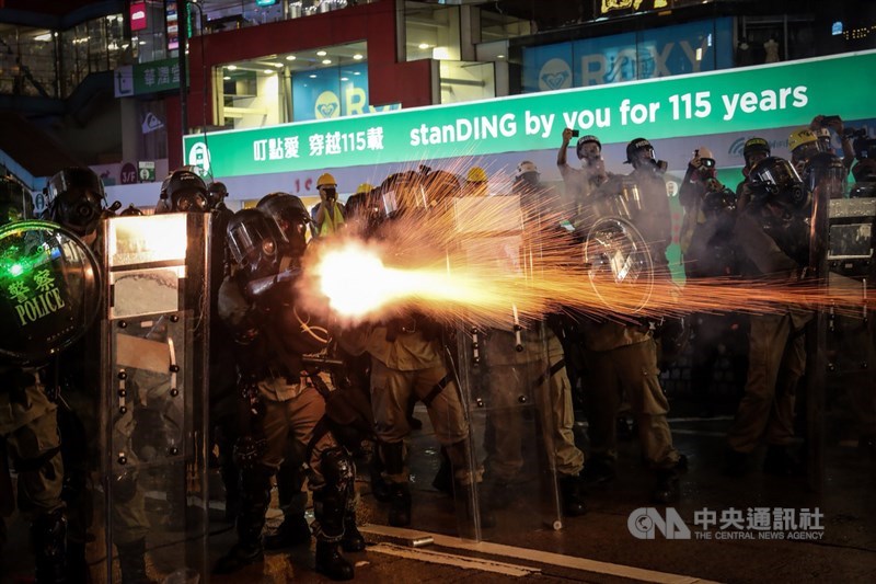 香港反送中運動31日自傍晚起上演一連串暴力抗爭場面，示威者晚間轉進至灣仔警察總部南面軒尼詩道、鄰近修頓球場處，鎮暴警察集結整隊後，開始朝示威者發射催淚彈展開驅離。中央社記者吳家昇香港攝　108年8月31日