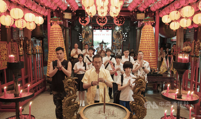 HBO Asia原創影集「通靈少女」第2季將在10月首播,31日釋出正式預告與主視覺海報,講述郭書瑤(前右)飾演的謝雅真面對課業與宮廟生活間的艱鉅課題。(HBO Asia提供)中央社記者陳政偉傳真 108年8月31日