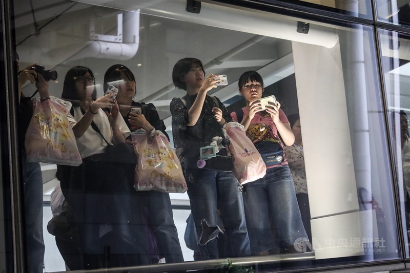 香港反送中運動持續延燒,大批示威者1日響應號召,堵塞機場交通,一旁有民眾觀看並拍照留影。中央社記者吳家昇攝 108年9月1日