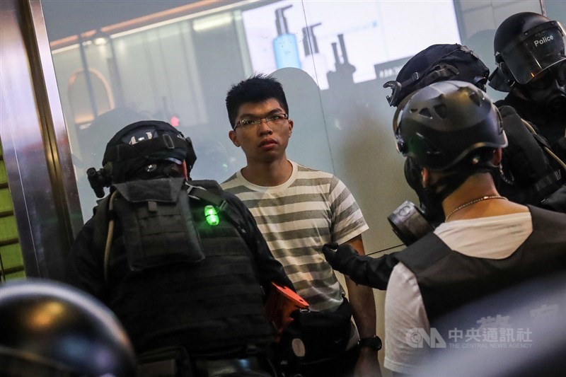 香港反送中運動延燒,示威者31日自發上街遊行,警民衝突持續升溫,晚間示威者聚集灣仔一帶,鎮暴警察出動驅離,針對路旁民眾進行盤查,仔細搜索包包等隨身物品。中央社記者吳家昇香港攝 108年8月31日