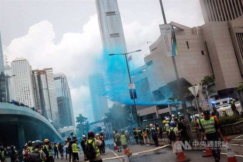 香港反送中「為香港罪人祈禱」遊行活動31日下午登場,傍晚示威民眾聚集在政府總部外,警方除發射催淚彈,也出動水砲車噴灑藍色液體,但群眾並未真正撤退遠離。中央社記者吳家昇香港攝 108年8月31日
