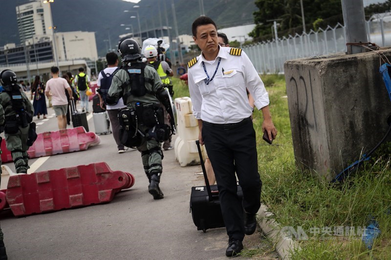 香港「反送中」網民發起1日堵塞機場行動,大批示威者響應,設置路障封閉往來機場道路,機場人員步行往返機場。中央社記者吳家昇攝 108年9月1日