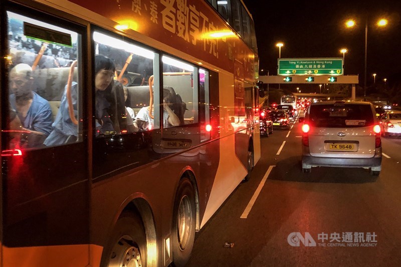 香港反送中運動未歇,示威群眾1日響應號召,癱瘓通往機場道路,機場往市區方向高速公路晚間大塞車,民眾在車上望著車流。中央社記者吳家昇攝 108年9月1日