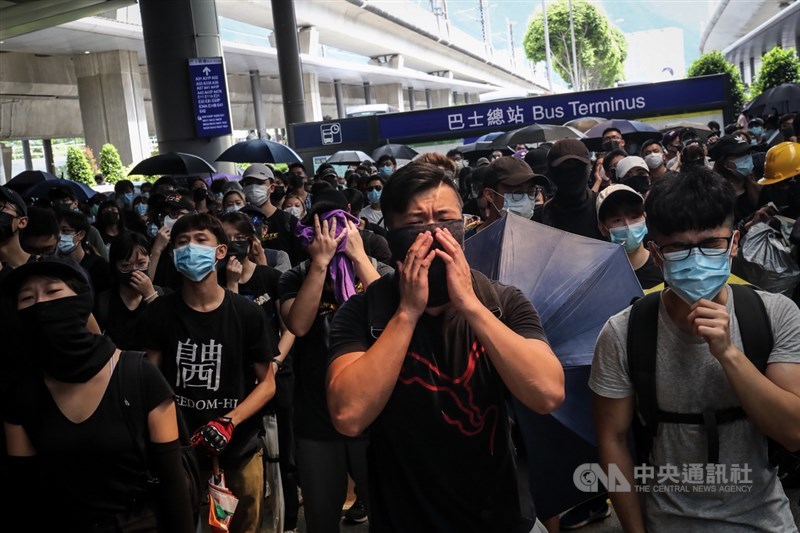 反對修訂逃犯條例網民呼籲其他人於1日下午1時參加「機場交通壓力測試」行動,許多民眾響應並在機場巴士總站聚集,參與行動的人說,到機場是要向外國旅客及外地媒體表達訴求。中央社記者吳家昇攝 108年9月1日