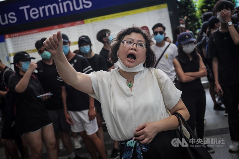 反對修訂逃犯條例網民呼籲其他人於1日下午1時參加「機場交通壓力測試」行動,許多民眾響應聚集香港機場巴士總站,並呼喊口號表達訴求。中央社記者吳家昇攝 108年9月1日