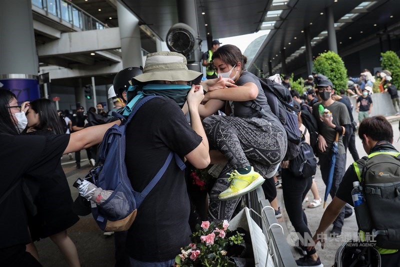 香港反送中運動未歇,大批示威者1日響應號召,堵塞往來機場交通,示威者試圖進入機場。中央社記者吳家昇攝 108年9月1日