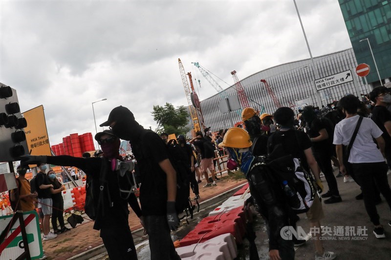 香港反送中運動持續延燒,大批示威者1日響應號召,堵塞機場交通,警方下午進駐機場,示威群眾陸續撤離。中央社記者吳家昇攝 108年9月1日