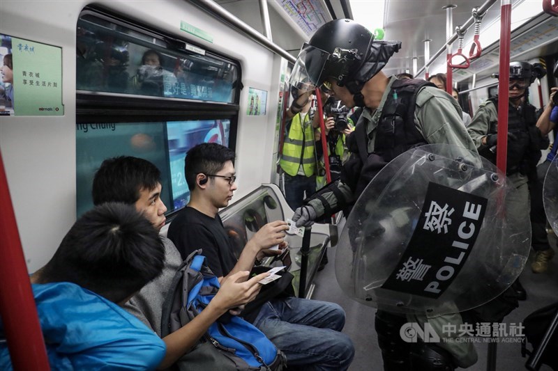 香港反送中示威者1日響應號召前往堵塞機場,警方下午進駐後,部分示威群眾轉往距離機場不遠的東涌,有示威者闖進地鐵東涌站破壞,鎮暴警察晚間進入東涌站,在列車上盤查市民。中央社記者吳家昇攝 108年9月1日