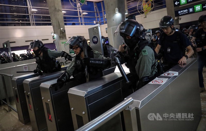 香港反送中運動延燒,部分示威者1日進入地鐵東涌站進行破壞,鎮暴警察晚間集結進入東涌站,展開驅離行動。中央社記者吳家昇攝 108年9月1日