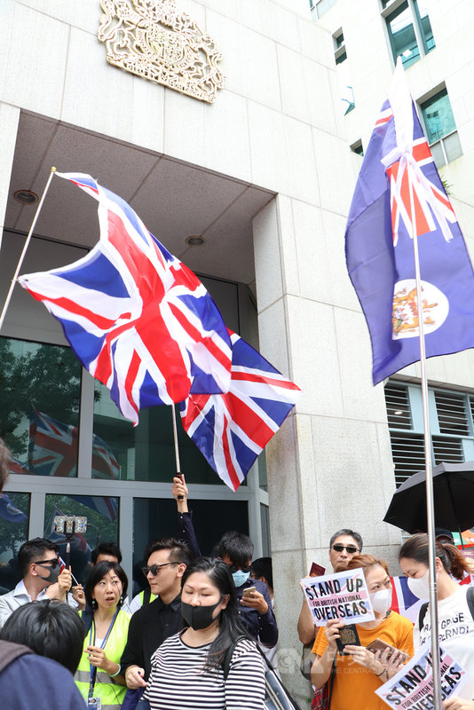 大批港人2019年9月1日到英國駐香港總領事館請願,向英國提出各種訴求,包括給予公民身分,以及讓香港落實普選。中央社記者張謙香港攝 108年9月1日