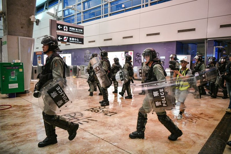 香港大批示威者1日響應網民號召前往堵塞機場,但行動至今未成,有示威者闖進地鐵東涌站破壞,警方晚間近7時清場。(法新社提供)