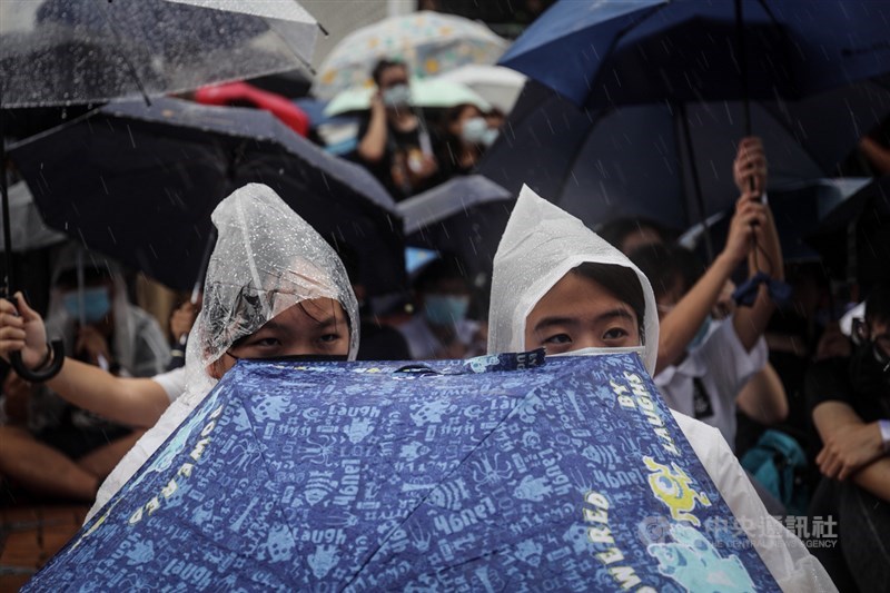 香港反送中延燒，中學生2日在中環愛丁堡廣場發起罷課集會，要求港府回應反條例「5大訴求」，儘管雨越下越大，仍澆不熄學生熱情。中央社記者吳家昇攝　108年9月2日