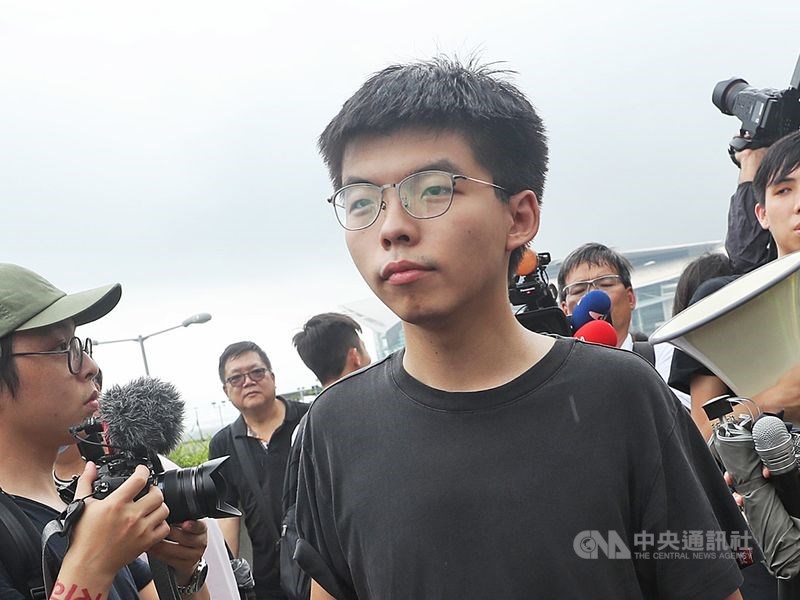香港眾志秘書長黃之鋒（前中）3日上午訪台，將分別拜會時代力量黨團、民進黨中央黨部。（中央社檔案照片）