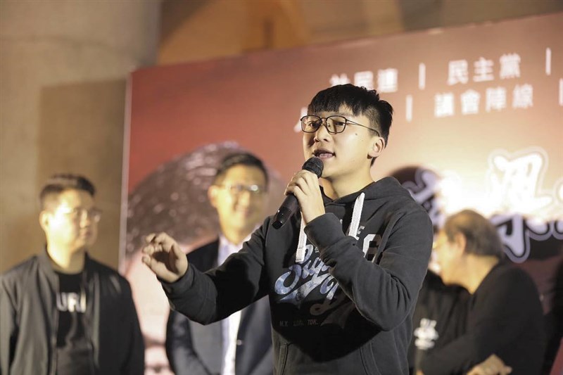 香港眾志副主席鄭家朗(前)2日晚間在新界大圍返回寓所途中遭3名男子襲擊。(圖取自facebook.com/isaacchengkl)