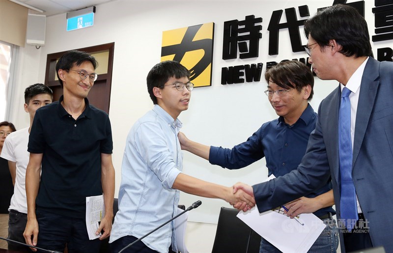 香港眾志秘書長黃之鋒（右3）、立法會議員朱凱迪（前左）等人3日訪台，與時代力量黨主席徐永明（右2）及立法委員黃國昌（右）會面。中央社記者郭日曉攝　108年9月3日