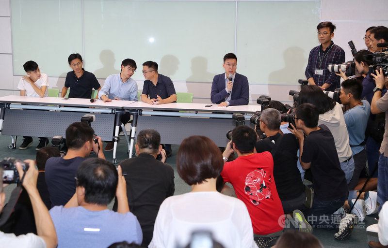 香港眾志秘書長黃之鋒(後左3)等人3日在台北拜會民進黨中央黨部,與秘書長羅文嘉(後左4)、副秘書長林飛帆(後左5)共同召開記者會,林飛帆也說明民進黨4點聲明。中央社記者張皓安攝 108年9月3日