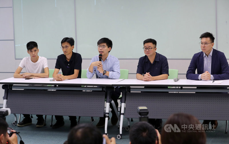 香港眾志秘書長黃之鋒(中)、立法會議員朱凱迪(左2)、學聯前副秘書長岑敖暉(左1)3日訪台,下午拜會民主進步黨,會後與民進黨秘書長羅文嘉(右2)、副秘書長林飛帆(右1)舉行記者會。中央社記者張皓安攝 108年9月3日