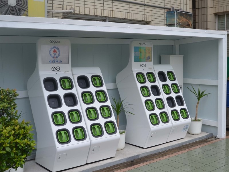 Gogoro不再與中油續約,所以38座位在中油的電池交換站,將會在9月30日前陸續停止電池交換服務。圖為Gogoro位於中油馬公站的充電站。(中央社檔案照片)