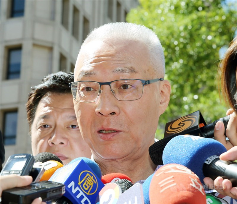 媒體報導，國民黨主席吳敦義派人傳話盼鴻海創辦人郭台銘當「備胎人選」，更向國台辦表達國民黨總統參選人韓國瑜選不下去的訊息。吳敦義（中）3日嚴正駁斥「絕對沒有這種事」，若惡意妨害國民黨名譽要提告。中央社記者郭日曉攝　108年9月3日