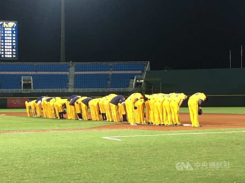 中信兄弟(圖)4日在桃園棒球場對Lamigo桃猿,兄弟一路追趕,張志豪於8局敲出超前安打,以15比14奪勝,兄弟締造最大比分差(11分)逆轉勝。中央社記者楊啟芳攝 108年9月4日