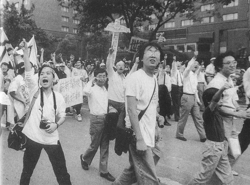 民進黨台北市中山北松山立委參選人吳怡農談到自己的政治啟蒙,這是他(右下角小男孩)9歲時第一次與父親(小男孩左手邊)上街參與「反軍人干政」遊行,抗議郝柏村接行政院長。(吳怡農提供)中央社記者葉素萍傳真 108年9月4日