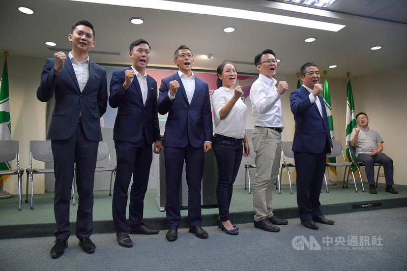 民進黨中執會4日通過台北市第3選區立委徵召吳怡農(左3),台北市第6選區立委徵召謝佩芬(右3),台中市第5選區徵召莊競程(右2),新竹縣第2選區徵召鄭朝方(左),苗栗縣第2選區徵召徐定禎(前右),連江縣徵召李問(左2)。圖為中執會後介紹會,後右為秘書長羅文嘉。中央社記者王飛華攝 108年9月4日