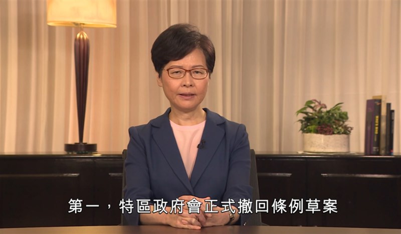 香港行政長官林鄭月娥4日下午在禮賓府會見建制派人士。港媒報導,她在會上透露將正式宣布撤回修訂逃犯條例。(圖取自香港政府新聞公報網頁www.info.gov.hk/gia)