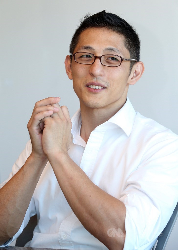 民進黨中執會4日正式徵召吳怡農參選立委,對上國民黨強棒蔣萬安,吳怡農(圖)接受中央社專訪時表示,「絕對要跑得比蔣萬安還要勤奮,我們現在落後非常多」,而被徵召後他要做的第一件事,是拜訪在地的前輩,尋求支持,也要讓選民認識他。中央社記者鄭傑文攝 108年9月4日