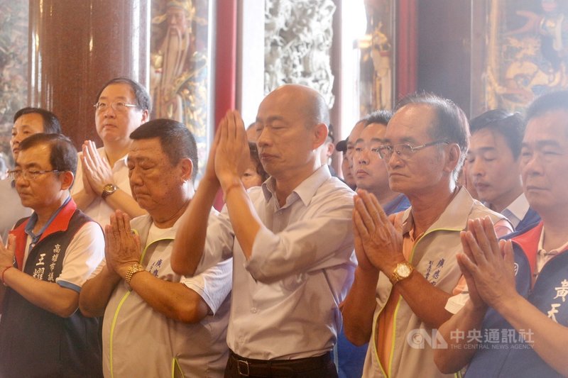 高雄市長韓國瑜(中)展開「市政請益開講」行程,5日下午前往林園,座談前先到鳳芸宮、廣應廟參拜,韓國瑜雙手合十祈福。中央社記者董俊志攝 108年9月5日
