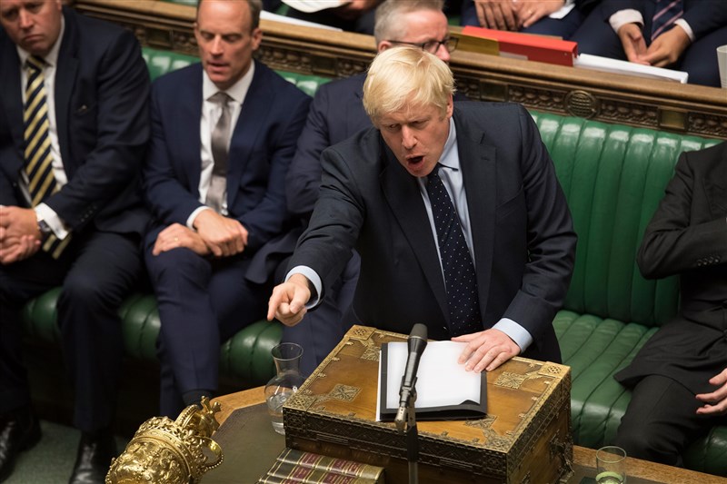 英國國會下議院今4日通過阻止無協議脫歐的法案後,首相強生提出動議,要求提前大選,不過僅有298票同意,沒有達到2/3門檻,遭到否決。(圖取自facebook.com/ukparliament)