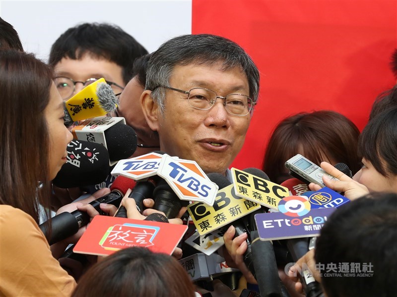 台北市長柯文哲(中)日前說,美國在台協會指美國沒有要台灣買M1A2T戰車;陸軍5日表示,內容是假訊息。(中央社檔案照片)