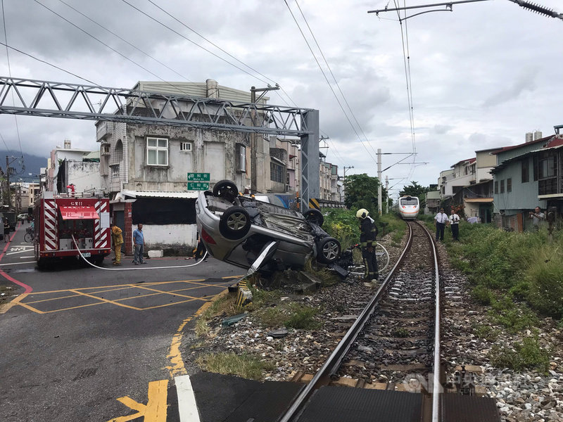 台鐵421次台東往樹林太魯閣列車6日下午行經花蓮市與吉安間的中華路平交道時，撞上一輛卡在平交道的小客車，造成小客車翻覆，小客車何姓駕駛經搶救不治。（民眾提供）中央社記者張祈傳真　108年9月6日